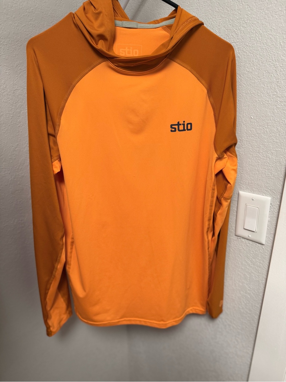 Stio Men's Orange Long-Sleeve Hooded Performance Shirt - Small